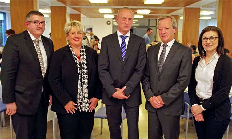 „Eine Ära geht zu Ende, eine andere beginnt.“ Der neue Ärztliche Direktor wurde feierlich im Amt begrüßt: (v.l.) Frank Mertes, stellvertretender Vorsitzender des Verwaltungsrats der Stiftung St. Nikolaus-Stiftshospital, Geschäftsführerin Cornelia Kaltenborn, Dr. Michael Nickel, Prof. Dr. Armin Steinmetz, Pflegemanagerin Patrycja Gwozdz. privat