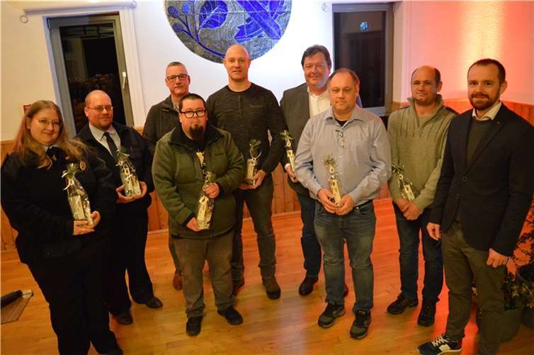 Eine Ära ist zu Ende, die Freiwillige Feuerwehr Niedererbach ist Geschichte. Ortsbürgermeister Andreas Neubert (rechts) dankte den noch verbliebenen aktiven Feuerwehrleuten: (v.l.) Stefanie und Kai Weidenfeller, Adrian Börner, Steffen Eberz, Nico Mross, Harald Reusch, Andre und Michael Pörtner. Fotos: VG Montabaur / Ingrid Ferdinand