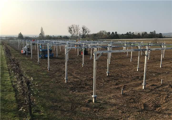 Eine Agri-Photovoltaikanlage kann im Obstbau herkömmliche Schutzkonstruktionen ersetzen. Foto: Fotos: BayWa r.e