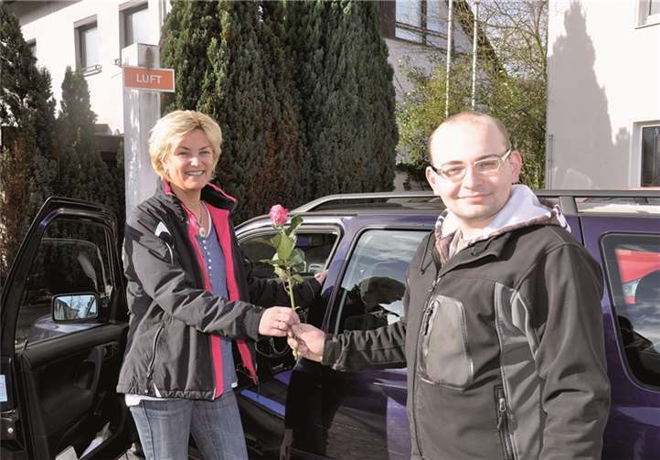 Eine Aktion, die besonders bei den weiblichen Kunden ankam: Ein Mitarbeiter der bft-Tankstelle überreicht eine Rose als kleine Aufmerksamkeit. privat