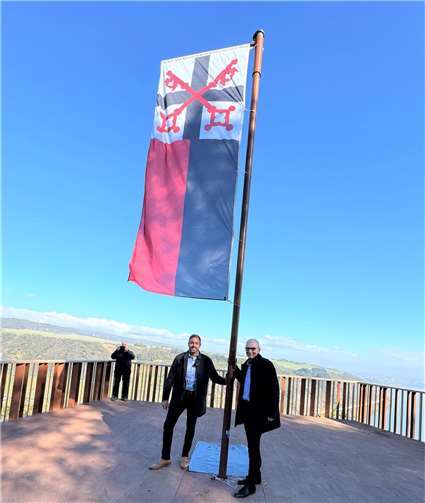 Eine Andernach-Flagge, die im Rahmen der Eröffnungsfeier gehisst wurde, unterstreicht die langjährige Bedeutung der Kanzel am Krahnenberg als Symbol der Identifikation für Andernacherinnen und Andernacher. Fotos: Stadtverwaltung Andernach