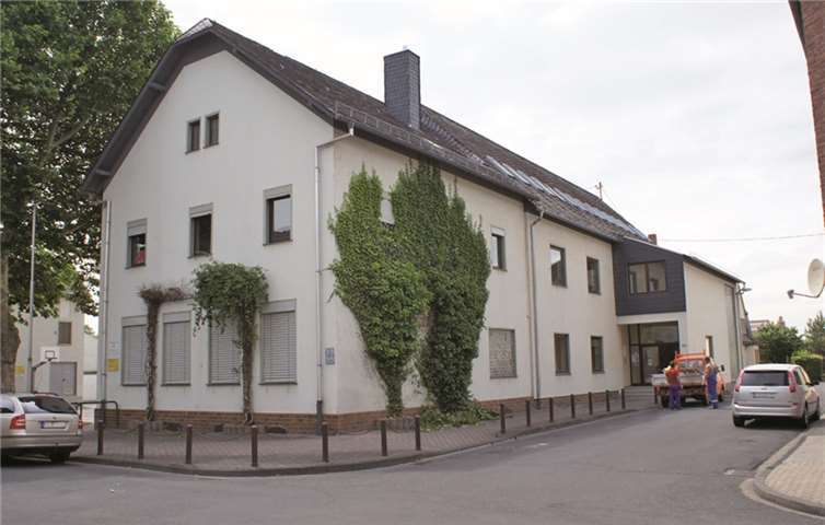 Eine Ansicht, die bald Geschichte ist: Rund 82.000 Euro kostet der Abriss des Urmitz-Bahnhofer Schulgebäudes, das gravierende statische Mängel aufweist.GH