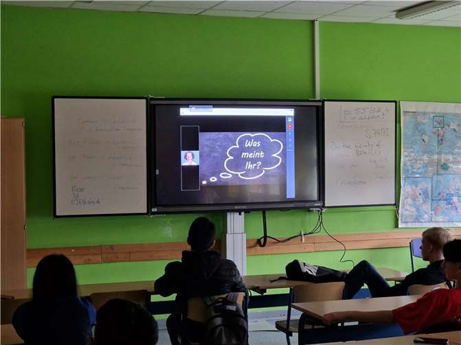 Eine Anwältin klärt Schüler, Lehrer und Eltern der Anne-Frank-Realschule zum Thema Cybermobbing und Rechtsverletzung im Internet auf. Foto: privat