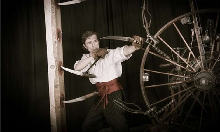 Eine Attraktion ist die Vorstellung von Georg Traber. Er lässt sich von einer selbst konstruierten Messerwurfmaschine bewerfen. © 2012 Bobby C.Alkabes