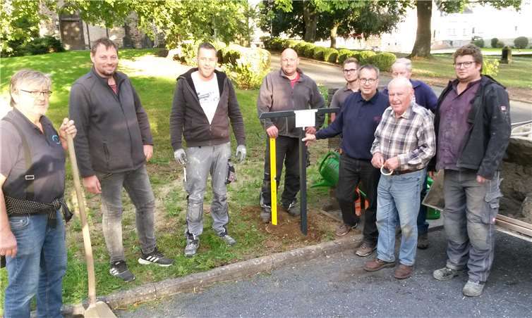 Eine Aufgabe war es eine neue Gießkannenhalterung am Friedhof anzubringen. Foto: privat