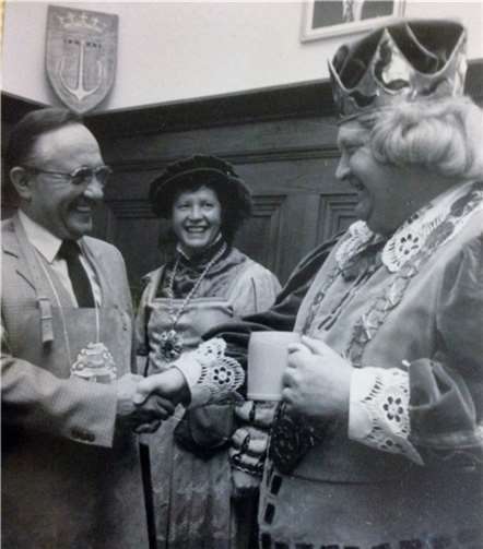 Eine Aufnahme aus vergangenen Zeiten: 1. Ehrenbrauer Landrat a.D. Dr. Georg Klinkhammmer,“ Herzog Wilhelm 1516 „ Heinz Lempertz und Gambrinus Hans Klöppel (v.l.).privat