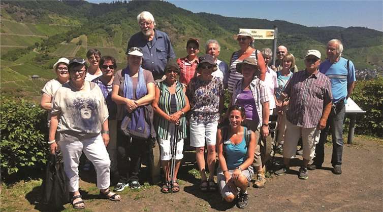 Eine Aussicht zum Genießen: Die Gruppe auf dem Neefer Petersberg. privat