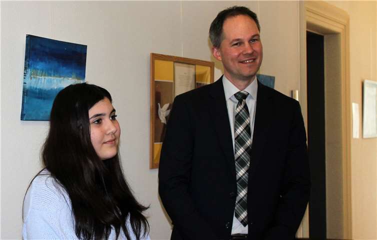 Eine Ausstellerin und Michael Mayer, der Direktor des Amtsgerichts