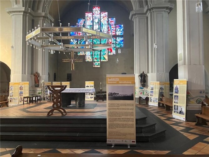 Eine Ausstellung rund um den Altar.