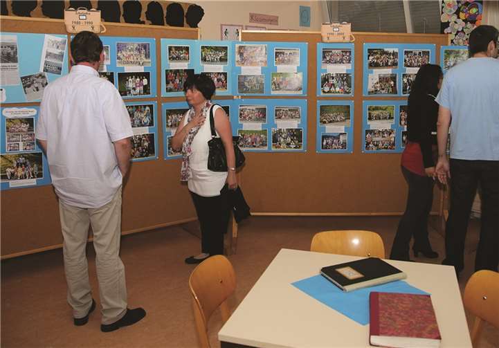 Eine Ausstellung zeigte Einblicke in das frühere Schulleben    Foto EP