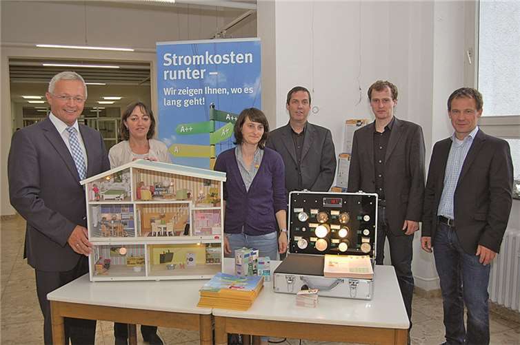 Eine Ausstellung zum Thema „Stromkosten runter - Wir zeigen Ihnen, wo es langgeht“ ist in der Kreisverwaltung Neuwied zu sehen. Auf sieben Themenbannern erfahren Interessierte, wie man im Haushalt Strom sparen kann, ohne auf Komfort zu verzichten. Der 1. Kreisbeigeordnete und Umweltdezernent Achim Hallerbach (links) eröffnete die Ausstellung gemeinsam mit Vertretern der Verbraucherzentrale Rheinland-Pfalz und der Energieagentur Rheinland-Pfalz. Privat