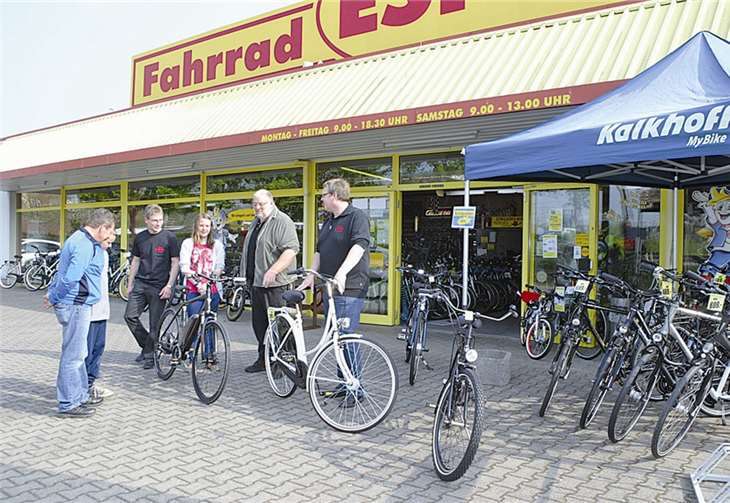 Eine Auswahl von Fahrrädern steht immer zur Ansicht vor dem Geschäft. -WAMFO.DE-
