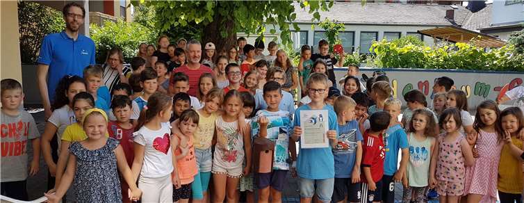 Eine Auszeichnung und eine Vogelnisthilfe als Geschenk erhalten die Schüler der Lindenbaum-Grundschule für ihren Einsatz für Mauersegler. Fotos: Markus Reif