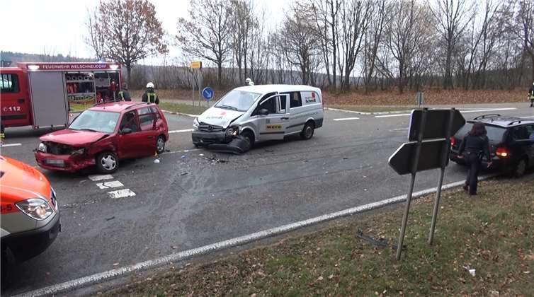 Eine Autofahrerin hatte die Vorfahrt eines Transporters missachtet und war mit diesem kollidiert. Foto: WinklerTV