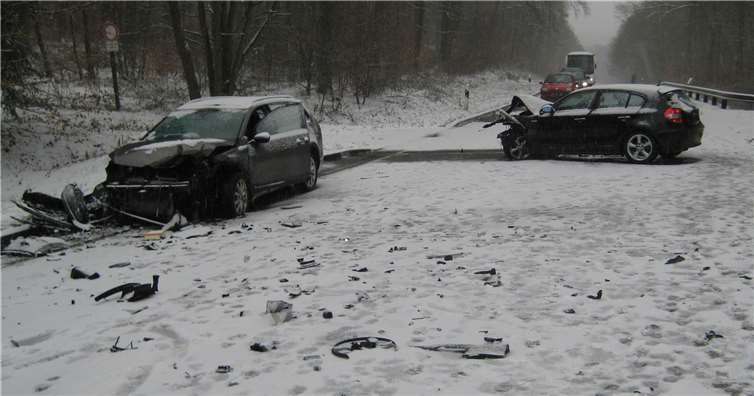 Eine Autofahrerin war aufgrund von Glätte in einer Kurve in den Gegenverkehr geraten und dort mit einem anderen Fahrzeug kollidiert. Foto: Polizei