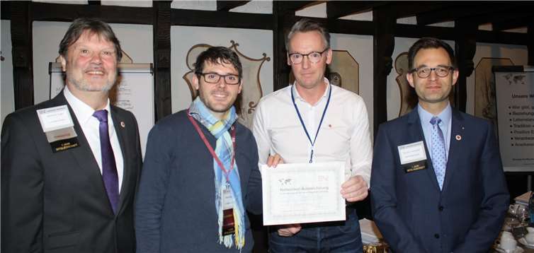 Eine BNI-Auszeichnung als „Networker des Monats“ ging an Peter Klaus (2.v.l.) vomZeller Autohaus Klaus. Die scheidende Führungsriege gratulierte herzlich zum sehenswerten Erfolg.