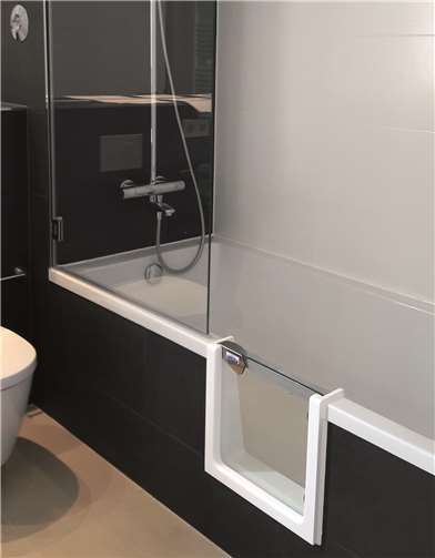 Eine Badewanne mit Tür und Spritzschutzwand kann auch als Dusche genutzt werden.ahrtal.badbarrierfrei.de