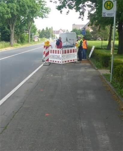 Eine Baustelleneinrichtung, in der der ein Meter breite Notgehweg für Fußgänger fehlt. privat