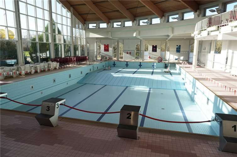Freizeitbad „Tauris“ steht für 1 Euro zum Verkauf Eine Bedingung an den neuen Investor ist das Vorhalten eines 25-Meter-Schwimmbeckens.