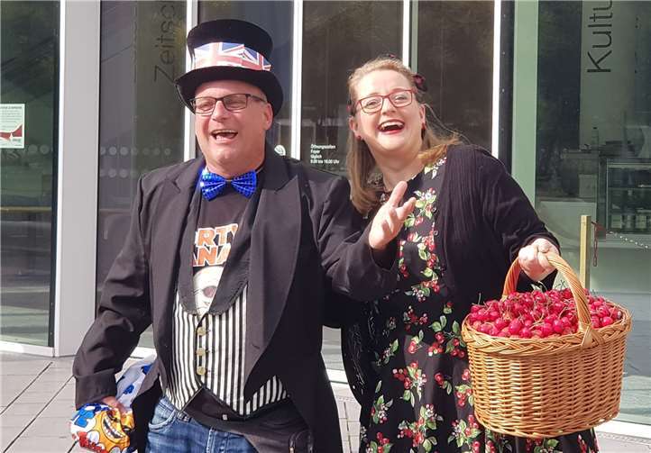 Eine Begegnung, bei welcher der Humor praktisch vorprogrammiert war: Beim „Cityroundgo“ trifft Torty de Banana das verzweifelte „Schattenmorellchen“, welches seinen Mann sucht. Foto: privat