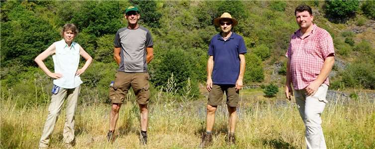 Eine Bereisung durch die untere Naturschutzbehörde, der Biotopbetreuung sowie Ortsbürgermeister und Vereinsvertreter zeigt guten Pflegezustand.Foto: Verein zur Erhaltung der Schieferbergbaugeschichte e. V.