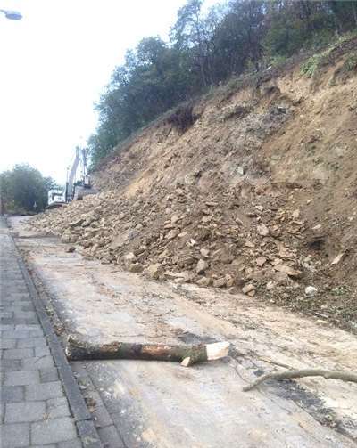 Eine Berme wird mit Hilfe des losen Bodenabtrags aufgeschüttet