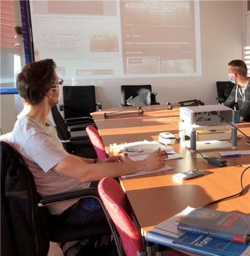 Eine Besonderheit bei den SWN und den SBN ist der Werksunterricht, bei dem Inhalte der Berufsschule wiederholt und vertieft werden. In kleinen Gruppen, wie hier bei den angehenden Elektronikern für Betriebstechnik, wird unterrichtet.Foto: SWN