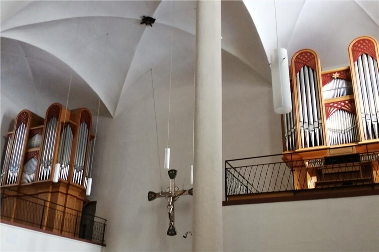 Eine Besonderheit der Cochemer Orgel ist ihre Anordnung:Die zwei mächtigen Gehäuse, rechts und links des Altars, prangen vorne!