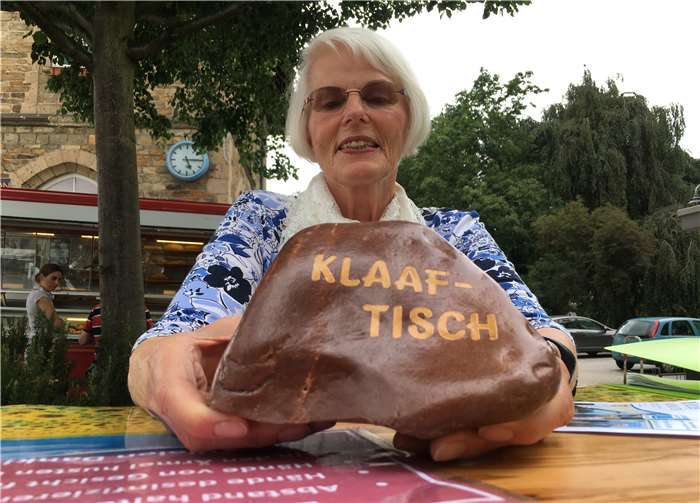 Eine Besonderheit indes ist untrennbar mit dem Wochenmarkt auf dem Bahnhofsvorplatz verbunden, wird sehr rege genutzt und gilt in Bodendorf mittlerweile als profunde „Nachrichtenbörse“, die „Klaafecke“.