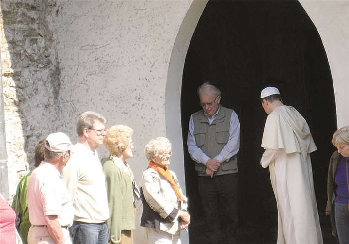 Eine Besuchergruppe der vhs Neuwied in der Abtei Rommersdorf.privat