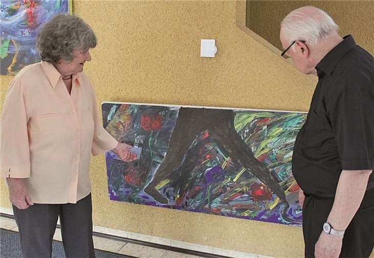Eine Besucherin im Gespräch mit dem Maler Georg Heike (r.).