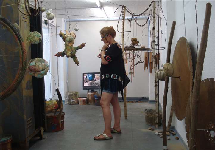 Eine Besucherin im Klangraum von Gregor Bendel.