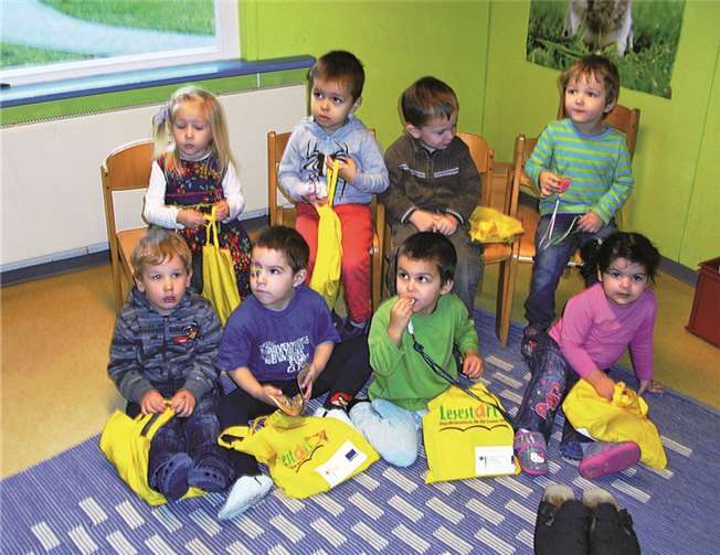 Eine Beutel mit vielen Überraschungen erhielten die Kinder der Kita St. Martin nach dem Besuch der Mitarbeiterinnen der Evangelische Öffentliche Bücherei Remagen. privat