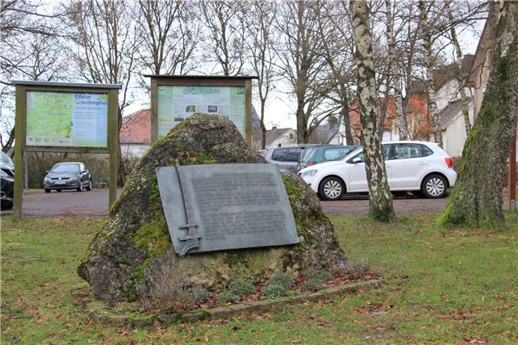Eine Bronzetafel an einem Basaltbrocken erinnert in Marmagen an Gustave Eiffel.  Foto: GS