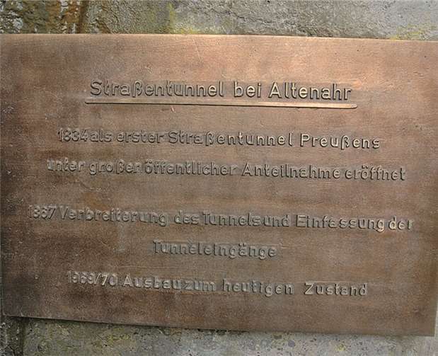 Eine Bronzetafel erinnert am Straßentunnel in Altenahr an seine einzigartige Geschichte.