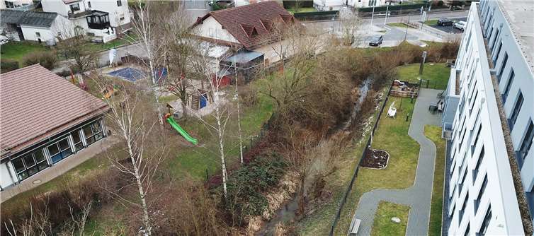 Eine Brücke zwischen Kita und Seniorenzentrum soll zwei Zäune sowie einen Bach überwinden und Generationen verbinden. Eines der Leuchtturmprojekte, die nun von Bürgern im Rahmen der Zukunftswerkstatt vorgeschlagen wurde.