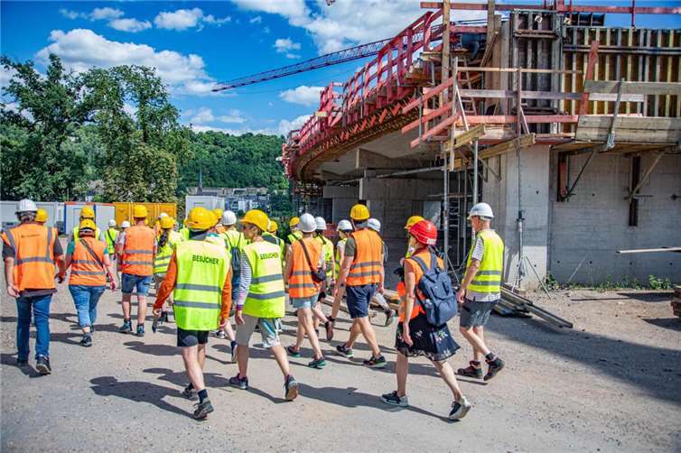 Eine Brückenbauführung über die Baustelle der Pfaffendorfer Brücke am Brückeninfotag.  Fotos: Stadt Koblenz/Andreas Egenolf