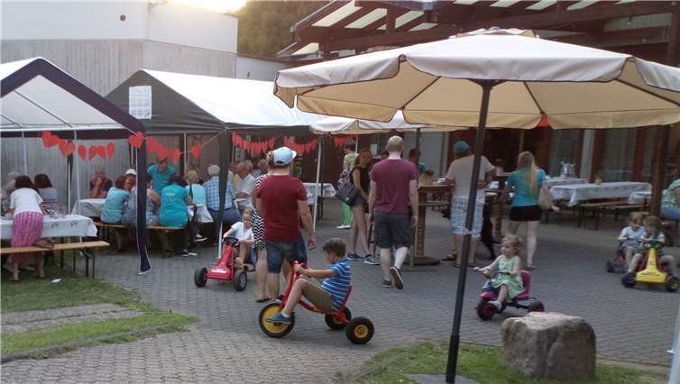 Eine Cocktail Lounge, verschiedene Speisen sowie Musik luden zum Verweilen ein. privat