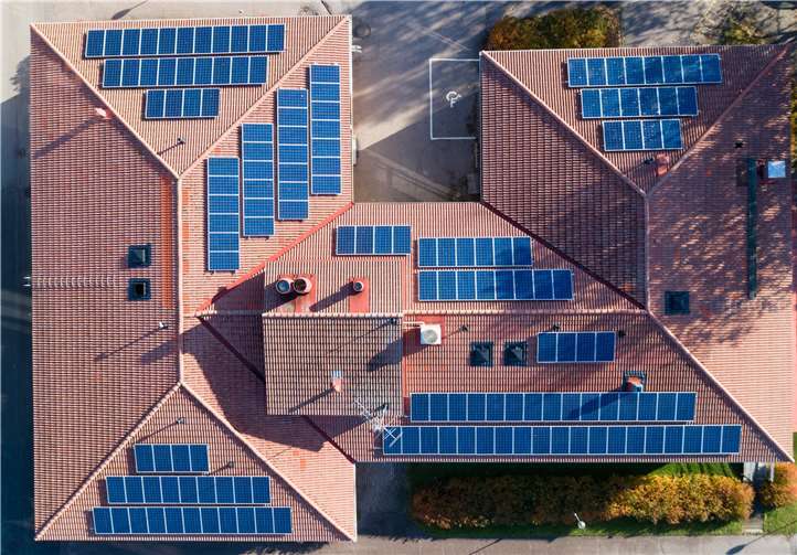 Eine Dachfläche mit - nach verschiedenen Himmelsrichtungen ausgerichteten - Solarmodulen. Foto: Kreisverwaltung Neuwied