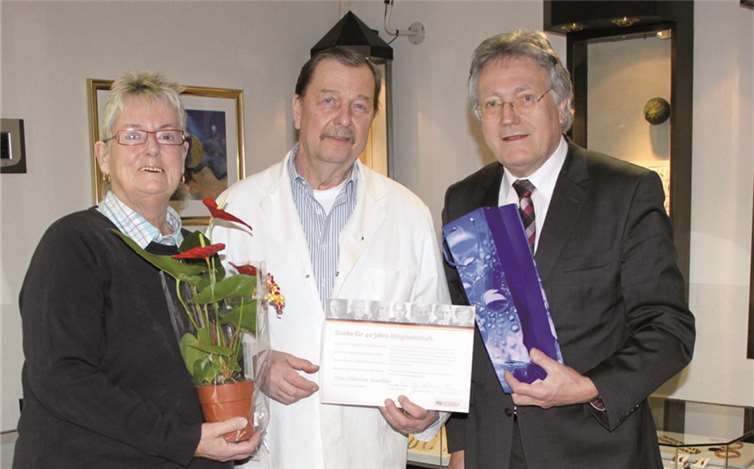 Eine Dankurkunde der Bundesvorsitzenden Dr. Angela Merkel und Blumen von Gudrun Semrau wurden an Hans Christian Staedtler überreicht. Privat
