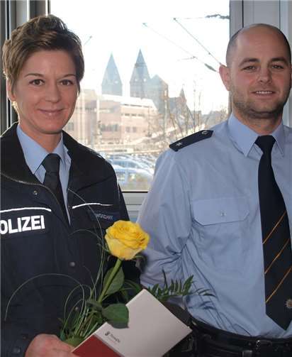 Eine Dankurkunde für besondere dienstliche Leistungen für Polizeioberkommissarin Bianca Woischny und Polizeikommissar Arthur Koch von der Polizeiautobahnstation Emmelshausen. -US-