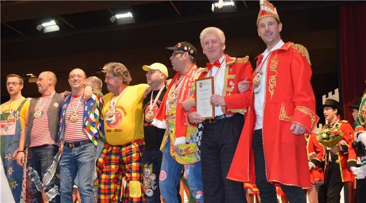 Eine Dankurkunde von Bürgermeister Björn Ingendahl an die Paniker, die 32 Jahre lang mit ihrer Musik Freude verbreiteten.