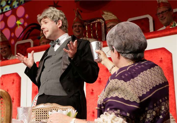 Karnevalistische Gala zum Mehrfachjubiläum Eine Darbietung der Estraklasse zeigten Martin Korden und Hilde Kraft beim „Dinner for One“ mit Lokalkolorit.
