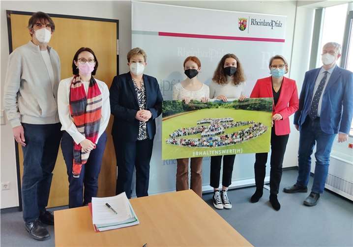 Eine Delegation aus Eltern und Schülern überreichte Bildungsministerin Stefanie Hubig (2.v.r.) die gesammelten Unterschriften zur Erhaltung Nonnenwerths und 100 handgeschriebene Briefe von Schüler*innen des Gymnasiums.  Foto: privat