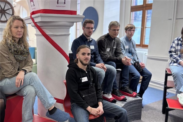 Eine Delegation besuchte das Zukunftslabor Koblenz und informiert sich zur geplanten Neugestaltung von Lernräumen.