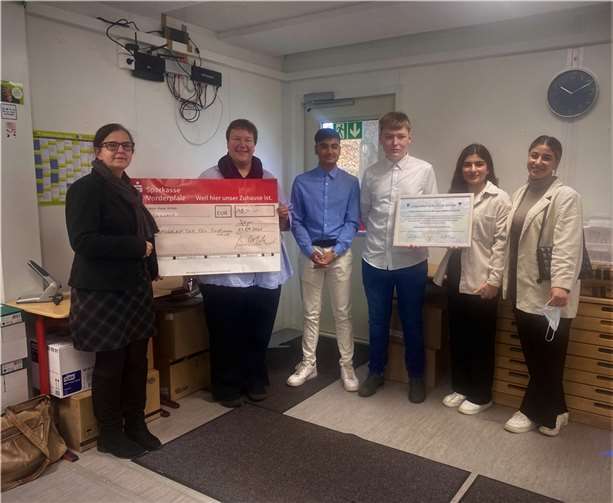 Eine Delegation der RS + Siedlungsschule Speyer, bestehend aus den Schülersprecherinnen Bedriye Siyahturp und Dila Erdogan, ihrer SV- Lehrerin Frau Otto und der Konrektorin Frau Klodt, überbrachten persönlich einen Scheck an die Schulleitung der RS + Barbarossaschule Sinzig.Foto: privat