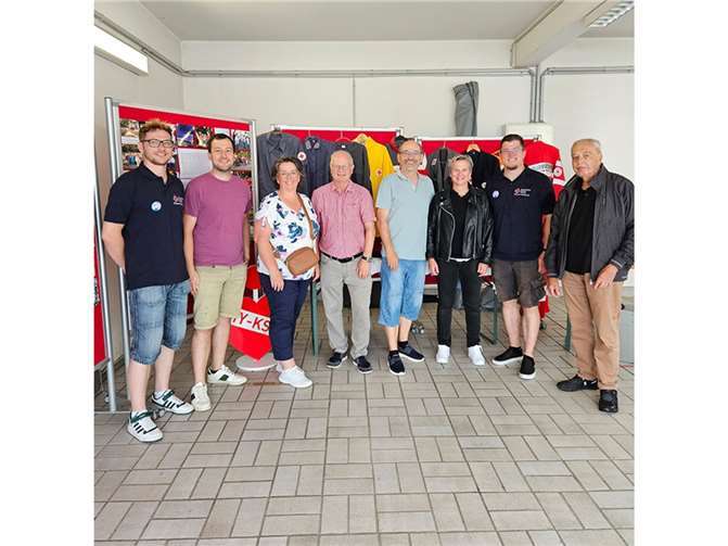 Eine Delegation der SPD besuchte das Fest in der Karolingerstraße und nutzte die Gelegenheit, sich über die beeindruckende Geschichte sowie die aktuellen Aktivitäten des DRK-Ortsvereins zu informieren. Foto: Dr. Anke Keidel