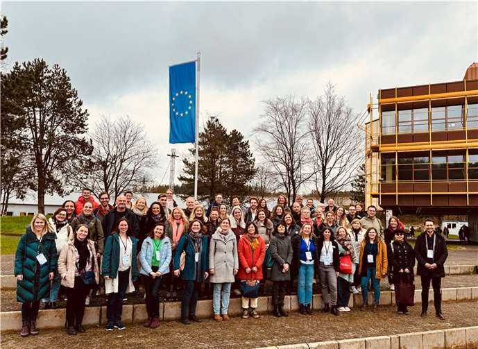 Eine Delegation von 48 Pädagoginnen und Pädagogen aus 18 verschiedenen Ländern tauchte kürzlich in die Welt der Berufsbildenden Schule (BBS) des Landkreises Ahrweiler ein, um einen Einblick in die Arbeit mit dem Erasmus+-Programm zu gewinnen. Foto: privat