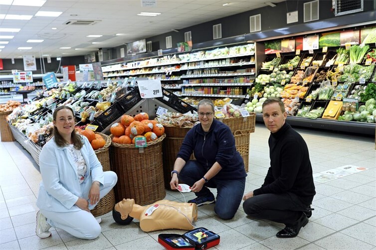 Eine Demonstration an einer Übungspuppe zeigte wie leicht das Gerät zu bedienen ist