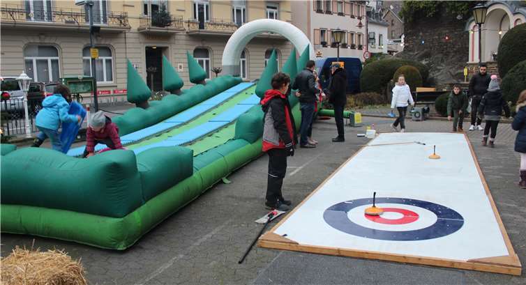 Eine Doppel-Rodelbahn und Eisstockanlage gab es auf der Terrasse des Café Caspari.